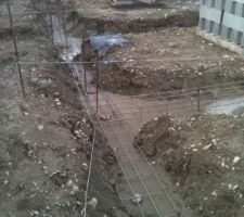 Apres quelques jours de sechage, les macons ont attaqu&eacute; le feraillage de la 2 eme couche de fondation