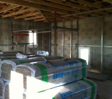 Les macons ont enlev&eacute; leur tenu de macon pour mettre celle de plaquiste! allez au boulot!