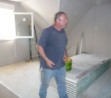 Chambre de mon autre fille, mon mari  suit les travaux, nous avons la chance de pouvoir le faire !! mais rien &agrave; dire &eacute;quipe tr&egrave;s sympa et qui bosse bien ca change des ma&ccedil;ons !!!