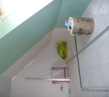 Salle de bain  et ptit dressing au fond qui donne sur une chambre