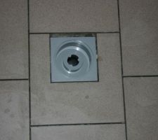 Le syphon de sol pour &eacute;vacuer l'eau de la voiture (quand il pleut et c'est rare, mais...)