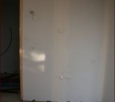 Mur de la cuisine où il y aura la colonne four/ four micronde et le frigo