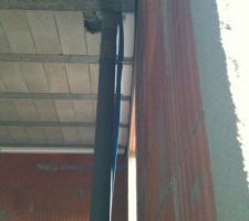 Magnifique tuyau qui passe dans la SDB de l'étage et le bureau du bas.