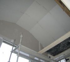 Vue du salon : le plafond de la mezza, avec le bel échaffaudage très réglementaire