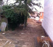 Apres 2 ans d'attente debut du nettoyage du terrain (par le terrassier du voisin)