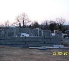 Mur cot&eacute; chambre parentale et sde