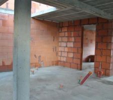 Vue sur futur cellier et escalier.