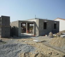 Les parpaings pour l'étage sont prêts à être posés.