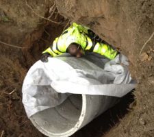 Pose du puisard sans oublier sa chaussette pour le proteger