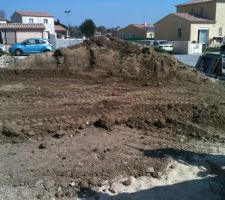 Allez aujourd hui, un peu de terrassement. sa fait pas de mal, on avait que 100m3 de terre a étaler... c etait pas en trop!