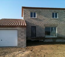 Le devant de la maison a été decaissé pour etre betonner en meme tps que la terrasse dans la semaine