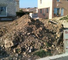 Un reste de terre pour plutard! elle sera etaler sur le derriere de la maison