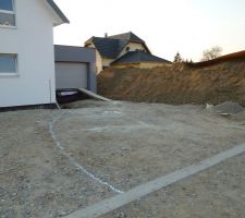 Aménagements extérieurs: marquage du chemin d'accès de la maison avant décaissement et gravillonage