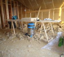 Atelier de travaille avec en arrière plan toutes les chutes et le tas de poussière