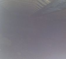 Photo de l'int&eacute;rieur du vide sanitaire prise par un petit trou