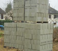 Ben !!!A quoi ca sert ses blocs de ciment ! Ca s appelle des parpaings !