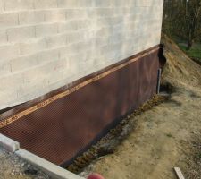 Lors de la realisation du drain nous avions du extraire pas mal de cailloux qui doivent surement appartenir à un ancien puits.Nous les avons ramassés et deposés sur les graviers.