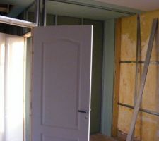 Dans la chambre 1 avec les toilette a coté