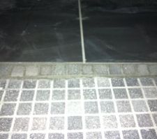 Le d&eacute;nivel&eacute; de la douche &agrave; l'italienne de la salle d'eau a &eacute;t&eacute; corrig&eacute;