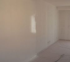 Couche d'impression en cours dans le salon/salle à manger...