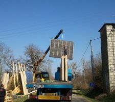 Un pan de mur en cours de déchargement, côté extérieur avec son pare-pluie.