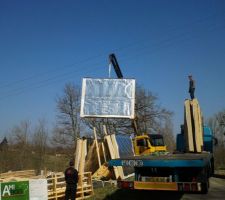 Un pan de mur en cours de déchargement, côté intérieur avec son frein-vapeur.