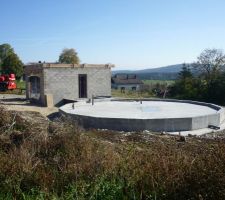 La dalle, avec le garage en cours de construction.