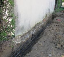 Les fondations du voisins d&eacute;passent sur notre terrain.

Apr&egrave;s nous avoir fait peur en nous annoncant une plus value de 5000?, le conducteur de travaux de Maisons de l'Avenir nous a envoy&eacute; un recommand&eacute; pour notifier l'arr&ecirc;t de chantier. Cependant le ma&ccedil;on a continu&eacute; le chantier rendant l'arr&ecirc;t caduque. Nous nous en sommes aper&ccedil;us en nous rendant sur le chantier. Quelle communication!