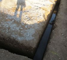 De l'eau dans le trou des fondations.
