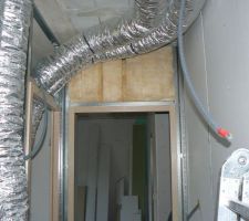 La porte de la chambre parentale continu son habillage