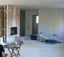 Le coin salon avec la cheminée