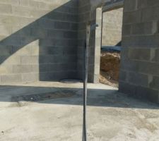 L'arriv&eacute;e de l'&eacute;lectricit&eacute; de la cave en plein milieu du salon, design, nan ?