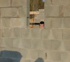 Tiens la taille des fen&ecirc;tres, SDB   WC nous parait bien hautes ! 20 cm de plus, les montants seraient -ils si grands  !!!