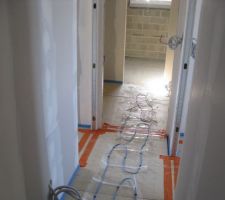 Vue du couloir vers le cellier/garage