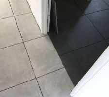 Jonction carrelage couloir - sdb : Times Square Gris 43*43 et Carbone Balast 45*45