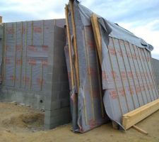 Les murs de l'étage sont laissés au sol contre le RDC le temps de réaliser le plancher OSB...