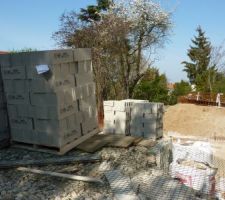 Et voilou les premiers parpaing depos&eacute;s sur le terrain !!!