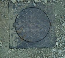 Bouche de regard pour le tout &agrave; l'&eacute;gout en bordure du terrain