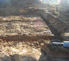 Tout est prêt pour les fondations, c'était en octobre 2011, sous un beau ciel bleu!!!