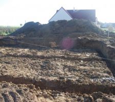 Tout est prêt pour les fondations, c'était en octobre 2011, sous un beau ciel bleu!!!