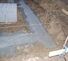 Fondations coulées, les parpaings pour le vide sanitaire sont prêts!