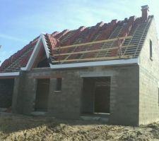 Tuiles positionnées sur la charpente!