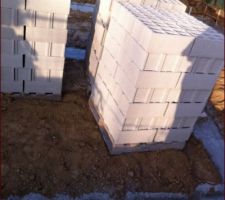 Et voil&agrave; les parpaings pour le vide sanitaire