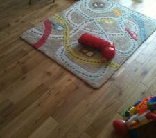 Parquet ch&ecirc;ne massif en pose coll&eacute;e sur sol chauffant.