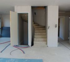 Vue depuis salon, escalier... et hall d'entree sur la droite