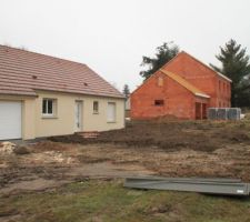 Le terrassement, o&ugrave; on voit bien que la terre est en pente vers la maison