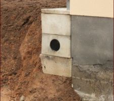 Le regard, &agrave; l'arri&egrave;re de la maison(ce c&ocirc;t&eacute;-ci est mitoyen de l'autre terrain)