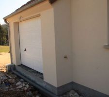 Le devant du garage, actuellement, avec le tuyau pas enterré