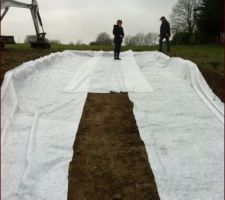 Pose d géotextile avant déversement du tout venant 0/150