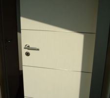 Porte intérieure du RDC (laquée blanc insert inox)